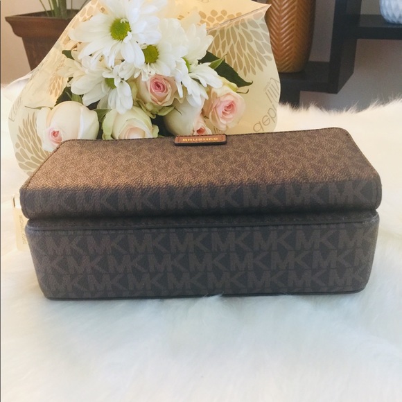 Michael Kors Cosmetic make-up & brushes pouch - Picture 3 of 11